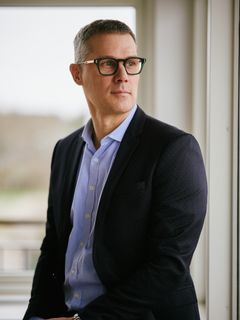 Adm. direktør i TEKNIQ, Troels Blicher Danielsen, der på baggrund af sine erfaringer med at skabe en digital transformation i erhvervsorganisationen, har skrevet en guide til at digitalisere ved hjælp af AI og data.