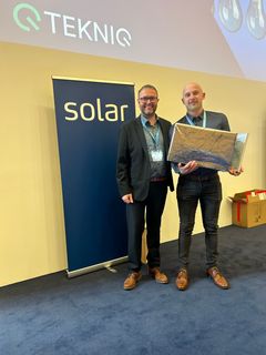 Bjørn Rasmussen fra BR-EL A/S (tv) uddeler Installatørprisen på Solar School Vejen til Arne Villadsen (th)