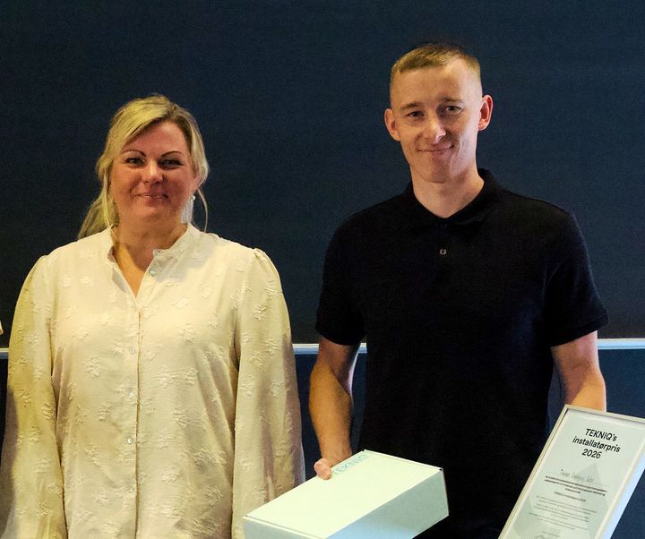 Thomas Rahn fik overrakt Installatørprisen af Anja Koed Frederiksen, der er formand for TEKNIQs regionale råd i Midtjylland.