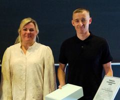 Thomas Rahn fik overrakt Installatørprisen af Anja Koed Frederiksen, der er formand for TEKNIQs regionale råd i Midtjylland.