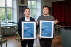 Felix Flebo-Hansen og Mathias Stenberg Andersen, nyuddannede fra Politik og Forvaltning, RUC, og vindere af Djøfs specialepris 2025.
