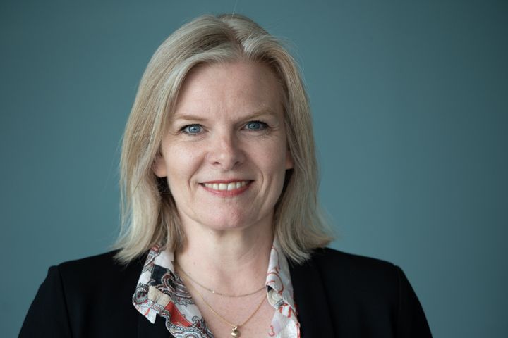 - Hvis man vil spare stillinger væk, må man også have modet til at sige, hvilke opgaver staten ikke længere skal løse. Det er ikke rimeligt, at medarbejderne skal betale prisen – og borgerne risikerer dårligere kvalitet i sagsbehandling og lovforberedelse, siger Johanne Nordmann, formand for Djøf Offentlig.