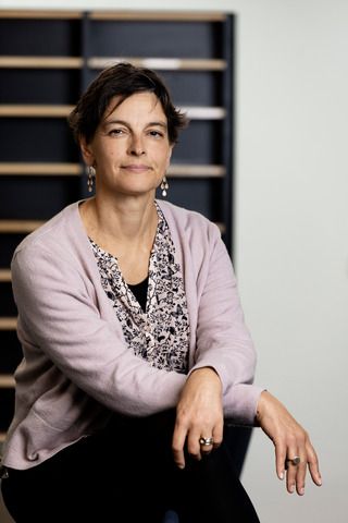 Danmark ligger i toppen, fordi vi har et dygtigt og veldrevet embedsværk med stærk faglighed og integritet. Det er det, der gør, at både borgere og virksomheder kan stole på, at aftaler og regler formuleres og efterleves med en høj grad af professionalisme, siger Sara Vergo, formand for Djøf.