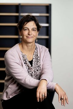 ”Valgkampen bør ikke være et overbud om, hvor tidligt vi kan forlade arbejdsmarkedet. Den bør i langt højere grad handle om, hvordan vi skaber et arbejdsmarked, hvor mennesker ikke bliver syge af at gå på arbejde. Alt for mange forlader arbejdsmarkedet alt for tidligt – og det burde vi tale meget mere om,” Sara Vergo, formand for Djøf.