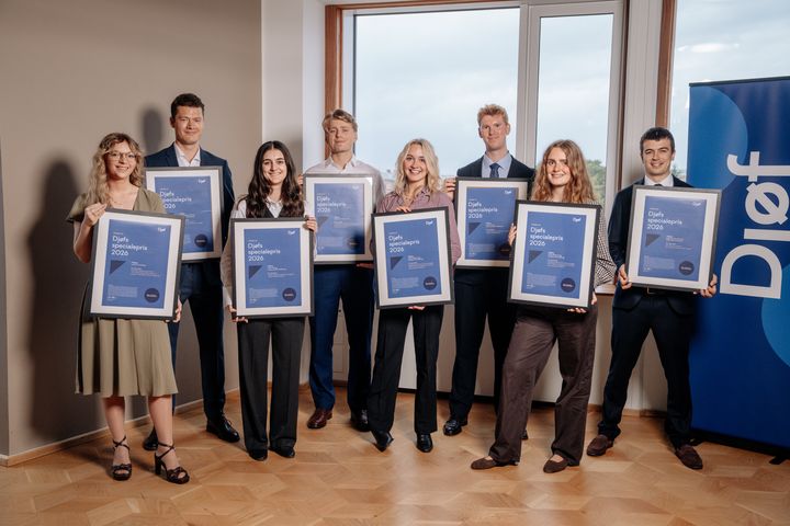 Vinderne af Djøfs specialepris 2026: Laura Tind Nielsen, Peter Holm Pedersen, Anna Alici, Christoffer Nielsen-Friis, Claudia Hertz Bilberg, Julius Jellesen Steffensen, Frida Marie Lunøe Skolmen og Dag Christian Falk