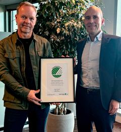 H2O's CEO Christian Trads får overrakt svanemærkecertifikatet af Miljømærkning Danmarks direktør Martin Fabiansen.
