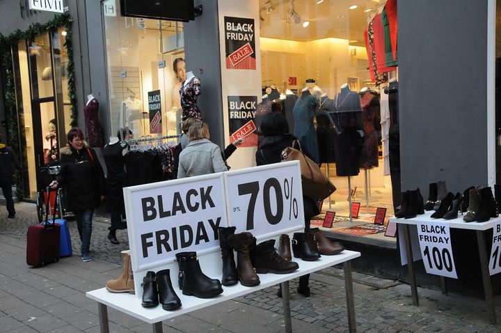 Black Friday-tilbuddene vælter ind, men nye undersøgelser peger på, at danskerne ikke nødvendigvis vil shoppe med helt samme hast som tidligere.