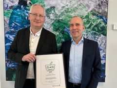 Steen Aagaard, Head of Procurement i Dansk Retursystem og Martin Fabiansen, direktør for Miljømærkning Danmark, ved kåringen af Dansk Retursystem som årets grønne indkøber 2024.