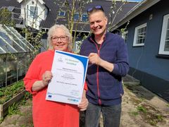 Indehavere af Nibe Camping Berit og Hans Jørgen Søndergaard med certificeringen for deres store indsats for at gøre campingpladsen grønnere.