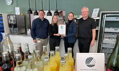Dansk Retursystem er en af de mange virksomheder, der har fået deres kantine certiceret med Svanemærket. Certificeringen er opnået i samarbejde med ISS, som driver kantinerne. Foto: På billedet ses, fra venstre: Peter Garde Olsen (ISS), Michelle Hansen (køkkenchef for ISS i kantinen i Høje Taastrup), Malene Nielsen (Miljømærkning Danmark), Steen Aagaard (Head of Procurement i Dansk Retursystem).