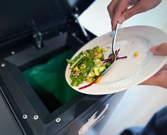 Servicesektoren med bl.a. kantiner og storkøkkener står årligt for 42.000 ton madspild. Svanemærket stiller krav til spisesteder om at arbejde målrettet og systematisk for at reducere madspild.