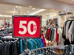 Sidste år købte næsten 2 mio. danskere tøj og sko på Black Friday. Det alene har krævet over 2 mia. liter vand og over 1 mio. kg kemikalier.