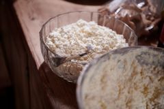 For at mindske mængden af madspild kan man bruge sine rester til nye retter – fx ved at lave klatkager af resterne af risalamanden.