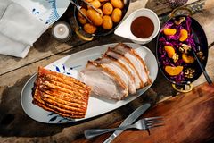 I julen køber og spiser vi mere mad, end vi plejer, og det betyder desværre også tit, at en stor del af julemaden ender med at blive smidt ud.