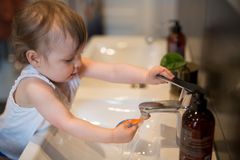 Langt de fleste danskere oplever usikkerhed, når de står foran hylderne med forbrugerprodukter som rengøringsmiddel, håndsæbe og toiletpapir – eller når de skal købe fx tøj, legetøj eller møbler.