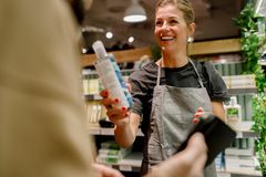Danskerne vil gerne købe grønnere produkter, men savner synlighed og sortiment.