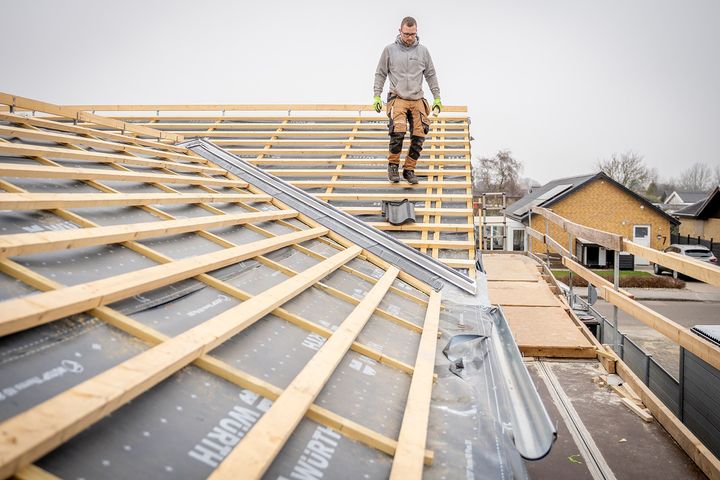 Tømrerarbejde – herunder tag, døre og vinduer – udgør den største andel af de renoveringsopgaver, danskerne efterspørger, viser nye tal fra 3byggetilbud.dk.