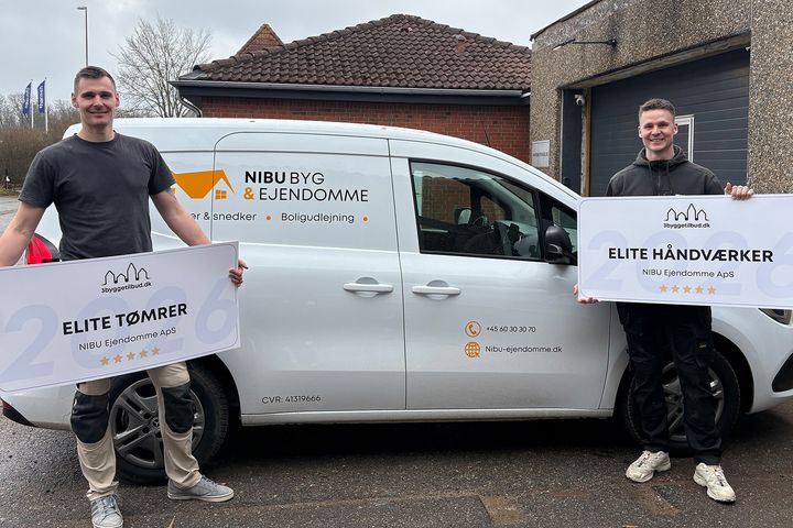 Steven Krintel Nissen og Mikael Buus Jørgensen fra tømrerfirmaet NIBU Ejendomme er vindere af prisen som årets Elite-Håndværker 2026 hos 3byggetilbud.dk