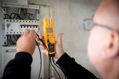 Flere ladestandere og varmepumper betyder mere arbejde til elinstallatørerne - særligt på Fyn, hvor efterspørgslen er steget med knap 90 procent