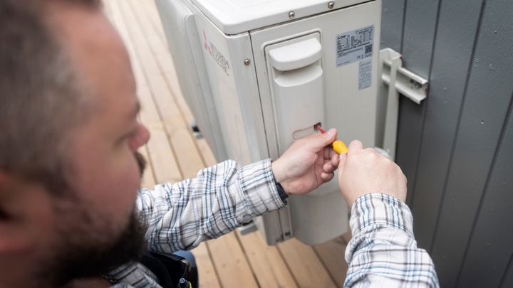 De høje juni-temperaturer får flere og flere danskere til at installere varmepumper, der kan køle, viser nye tal fra 3byggetilbud.dk