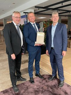 Fra venstre fødevareminister Jacob Jensen, CEO for Comwell Hotels, Peter Schelde og Jannick Nytoft adm. direktør for De Samvirkende Købmænd.