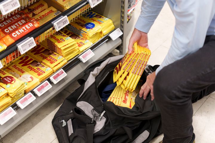 Butikstyv stjæler chokolade i en købmandsbutik