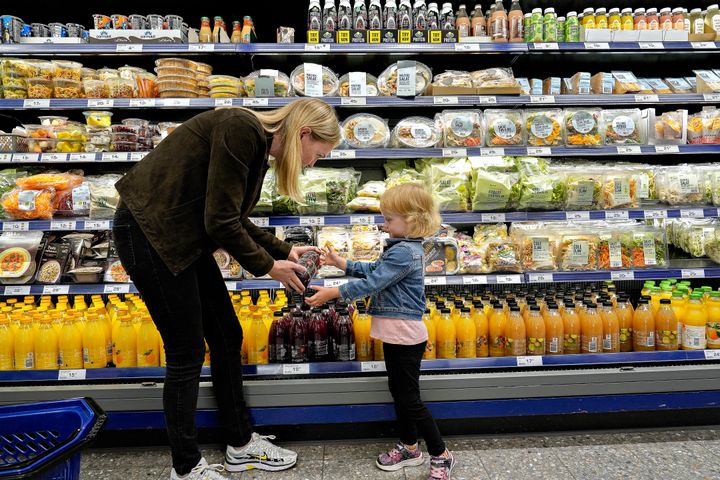 Mor og barn handler ind i dagligvarebutik