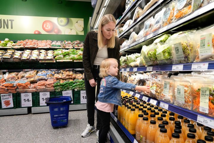 Mor og barn handler i dagligvarerbutik
