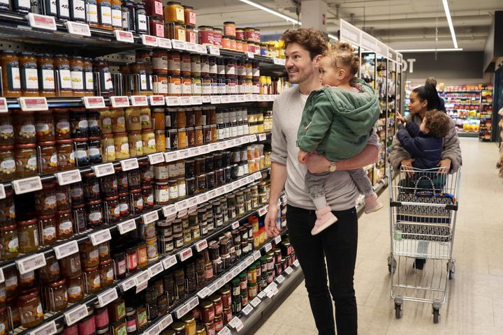 Svenskerne sænker momsen på fødevarer og udstiller behovet for at gøre det samme i Danmark
