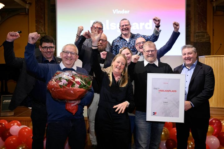 Palsgaard er vinderen af Årets Arbejdsplads. Prisen gives af 3F og blev overrakt af 3F´s forbundsformand Henning Overgaard (yderst til højre).