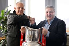 Glæden var stor hos både Divisionsforeningen og i 3F, da det nye 3F Superliga sponsorat i går blev skrevet under i Kampmannsgade i København. På billedet ses formand i Superliga A/S Thomas Christensen TV) og 3F's formand Henning Overgaard. Foto: Philip Davali.