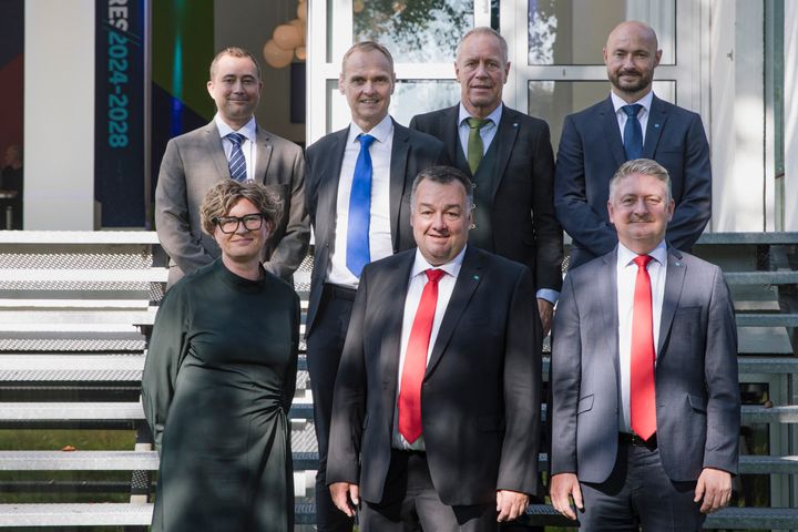 Forbundsledelse i Dansk Metal 2024-2028. Bagerst fra venstre: Peter Faber, René Nielsen, John Larsen og Dan Mikkelsen. Forrest fra venstre: Majken Kidmose, Claus Jensen og Kasper Palm