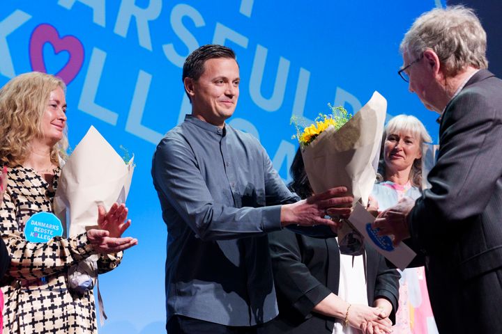 Mads Elkjær Höck fik overrakt prisen som Danmarks Mest ansvarlige kollege af chefkonsulent i Kommunernes Landsforening, Preben Meier Pedersen.