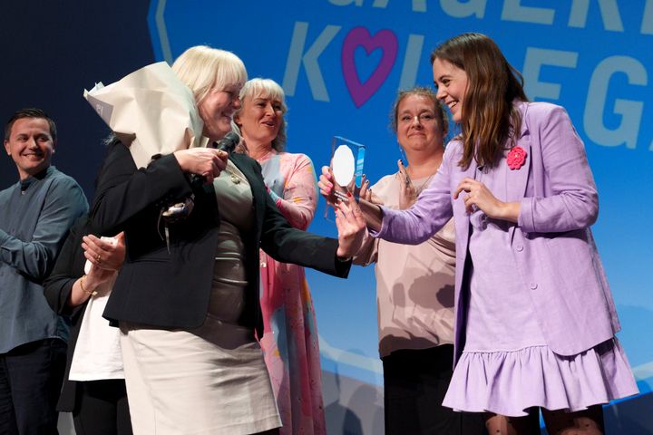 Sofie Wulf fik overrakt prisen som Danmarks Mest engagerede kollega af forbundsformand for HK, Anja C. Jensen