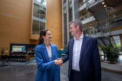 HK og Falck indgår nyt partnerskab. Her ses Johanna Rastad, direktør for Falck i Skandinavien og Mads Samsing, forbundsformand i HK Danmark, stående i HK's foyer, hvor de giver hånd efter aftalen er underskrevet.