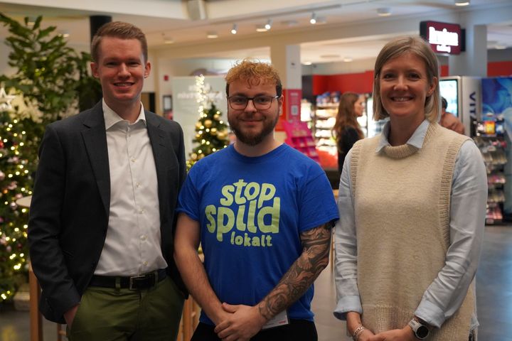 Rasmus Erichsen fra Stop Spild Lokalt mellem Michael Tilsted, direktør i 365discount, og Rikke Krause, direktør i Kvickly og SuperBrugsen. (Foto: Coop Danmark)