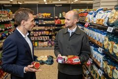 Elias Billum Have sammen med Nicolai Bargholz, kategoridirektør i Coop