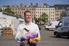 Niklas Pforr Ibsen, kategorichef i Coop, med favnen fuld af ny kaffe.