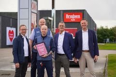 Fra venstre i billedet:  Salgschef, Lars Bastholm, uddeler Jan Pedersen, souschef Jakob Kristensen, kommerciel direktør, Jesper Kjeldsen, Kædedirektør, Torben B. Andersen
