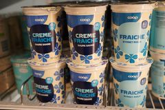 Fremover bliver creme fraiche fra Coops egen serie, ”Coop”, produceret med en tynd film som låg i stedet for det traditionelle plastlåg. Det drejer sig om 4,7 millioner bægre og giver en årlig reduktion på 15 ton plast.