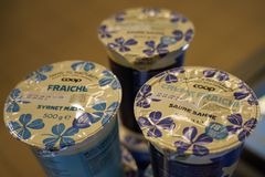 Fremover bliver creme fraiche fra Coops egen serie, ”Coop”, produceret med en tynd film som låg i stedet for det traditionelle plastlåg. Det drejer sig om 4,7 millioner bægre og giver en årlig reduktion på 15 ton plast.