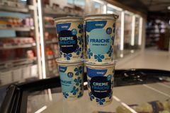 Fremover bliver creme fraiche fra Coops egen serie, ”Coop”, produceret med en tynd film som låg i stedet for det traditionelle plastlåg. Det drejer sig om 4,7 millioner bægre og giver en årlig reduktion på 15 ton plast.