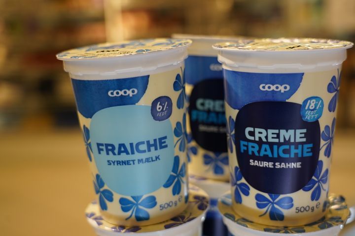 Fremover bliver creme fraiche fra Coops egen serie, ”Coop”, produceret med en tynd film som låg i stedet for det traditionelle plastlåg. Det drejer sig om 4,7 millioner bægre og giver en årlig reduktion på 15 ton plast.