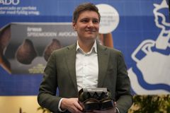 Nicolai Horsner med de nye spisemodne avocadoer fra Irma