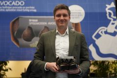 Nicolai Horsner med de nye spisemodne avocadoer fra Irma