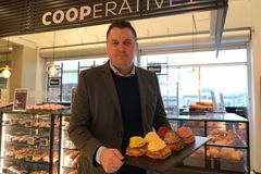 Kasper Hansen, indkøber i Coop og tidligere bager og konditor, viser de nye fastelavnsboller frem.