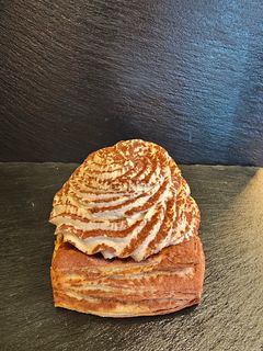 Kaffe/karamel: Marcipan, saltkaramel, karamelcreme, kaffemousse, toppet med kakaopulver.