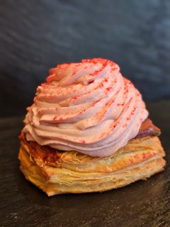 Hindbær/mørk chokolade: Marcipan, hindbærkompot, mørk chokoladecreme, hindbærmousse, toppet med frysetørret hindbær.