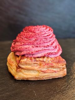 Solbær/hvid chokolade: Marcipan, solbærkompot, hvid chokoladecreme, solbærmousse, toppet med frysetørret solbærpulver.