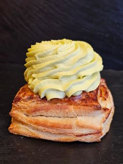 Pistacie/Mørk chokolade: Marcipan, pistaciecreme, mørk chokoladecreme, pistaciemousse.